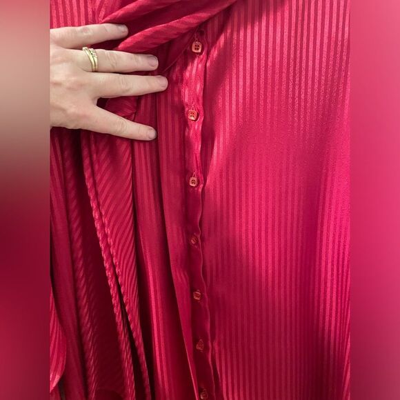 Vintage 70’s/80’s Women’s Red Hidden Button Down Blouse with Bowtie by St. John - Picture 7 of 11